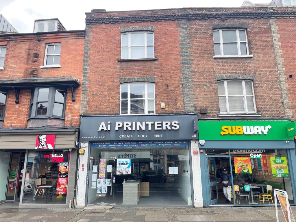 Lot: 105 - MIXED-USE PART POSSESSION PROPERTY IN BUSY THOROUGHFARE - Front view of property from High Street